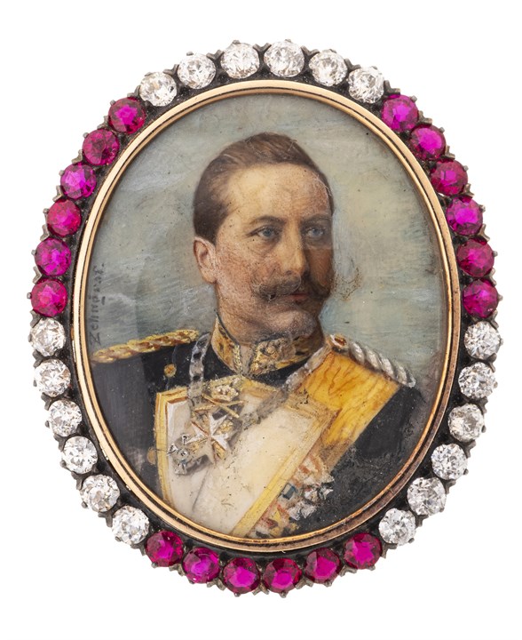 Gullbrosje med kongelig portrett og edelstener