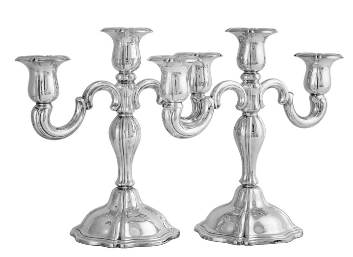 Et par kandelabre med tre lyspiper