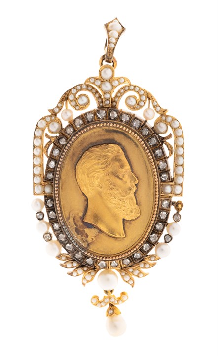 Amulettanheng med diamanter og perler 