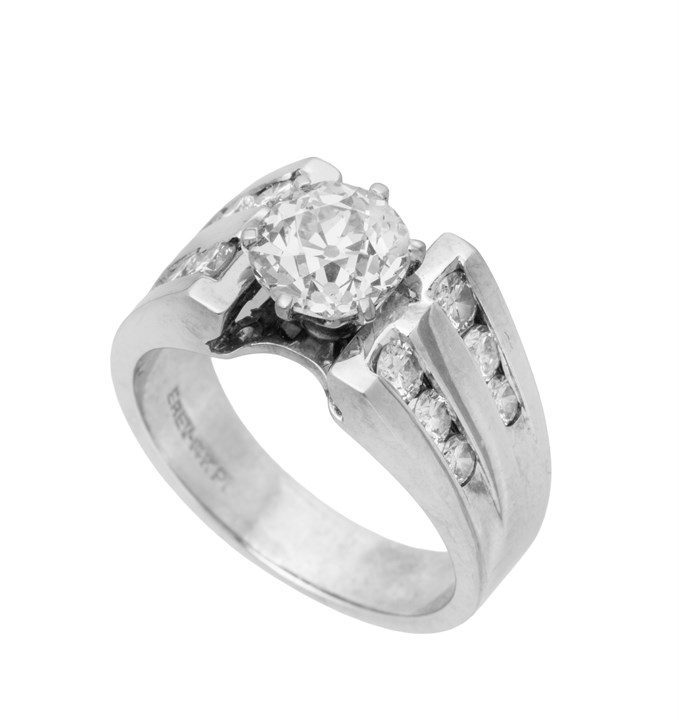 Diamantring med sidestener