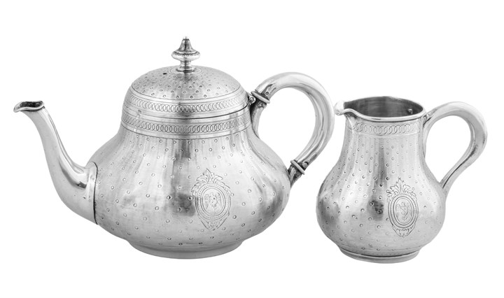 Tekanne og fløtemugge i sølv