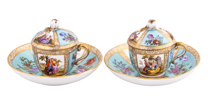 Et par sjokoladekopper med lokk