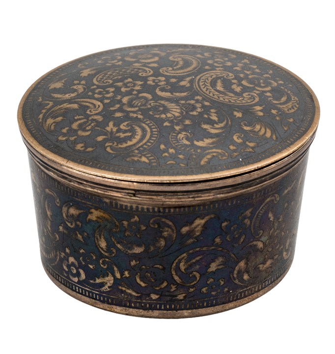 Sølvboks i niello-teknikk