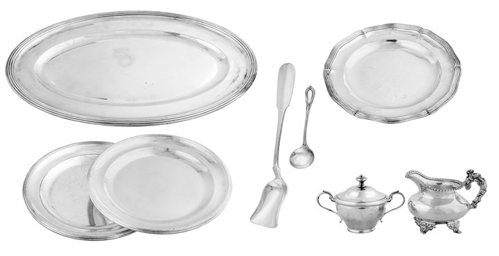 Samling forsølvede gjenstander