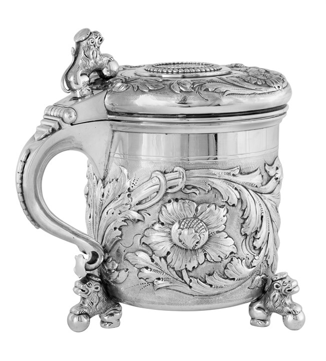 Drikkekanne med siseslert og drevet dekor