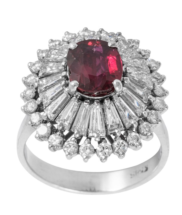Cocktailring med rubin og diamanter