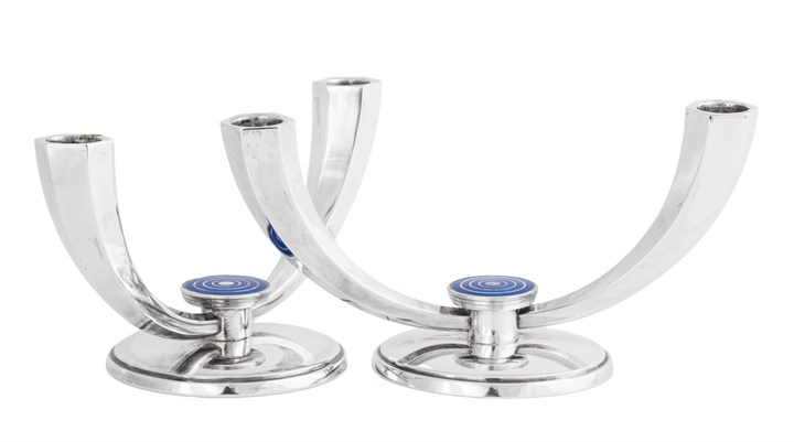 Et par lysestaker i sterling sølv med emalje