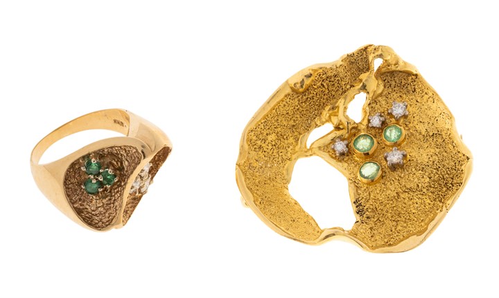 Brosje og ring med diamanter og smaragder