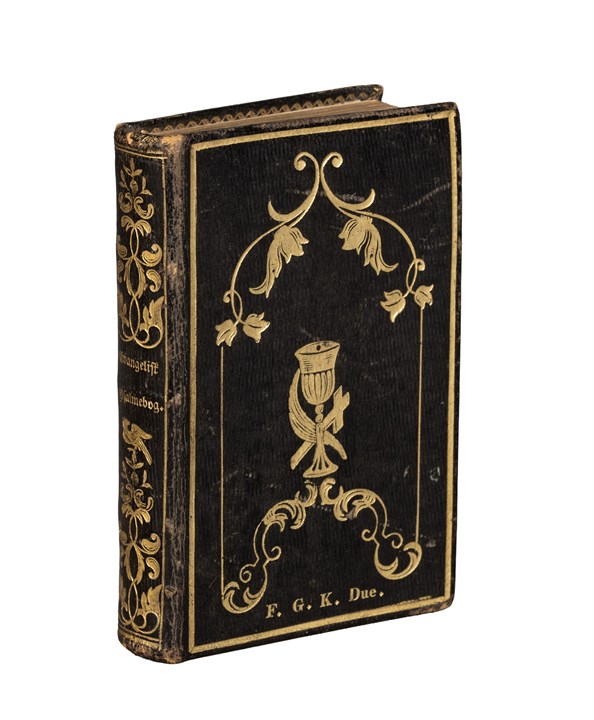 To bøker og billedramme