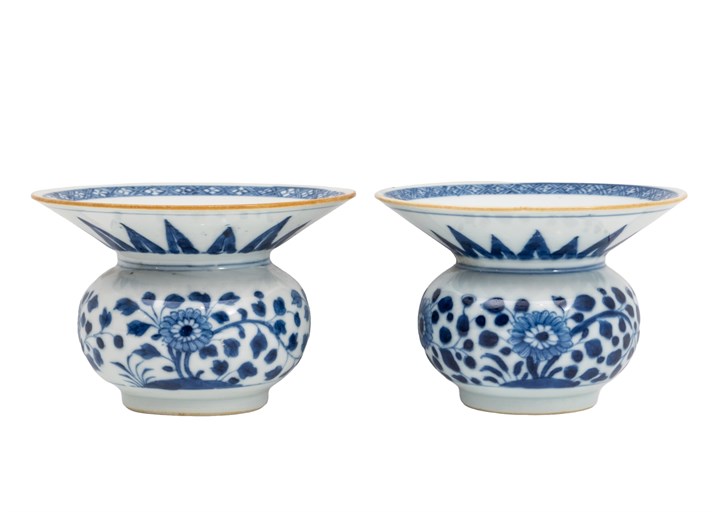 Et par spytteboller/"spittoons" - "The Nanking Cargo"