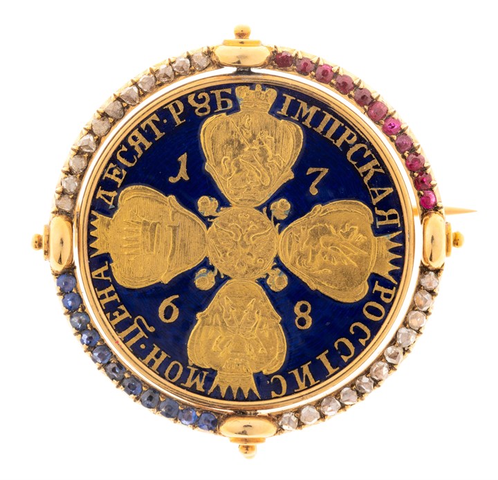 Gullbrosje med diamanter, rubiner og safirer