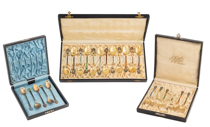 Samling kaffeskjeer med emalje