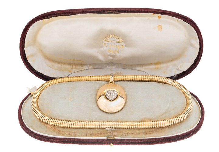 Halskjede i gull med anheng/amulett