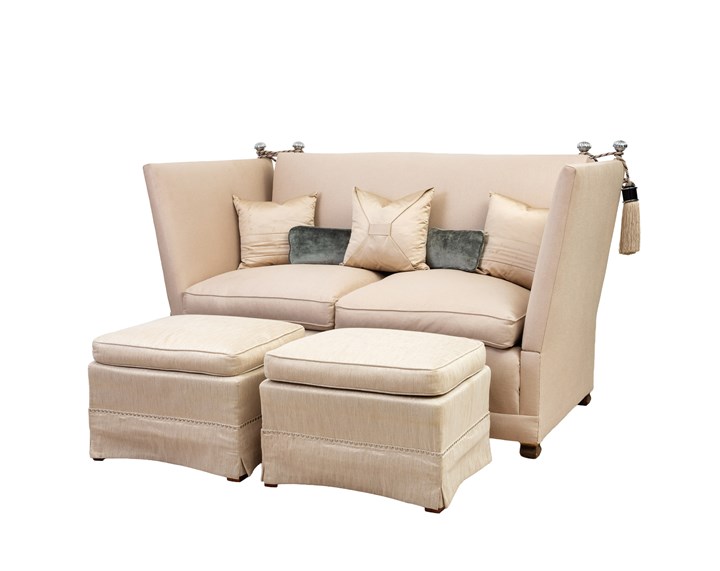 Sofa og et par puffer