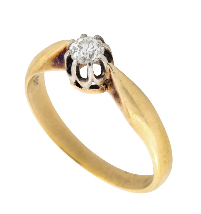 Gullring fattet med old cut diamant