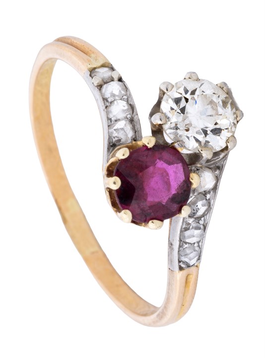 Gullring med rubin og diamanter
