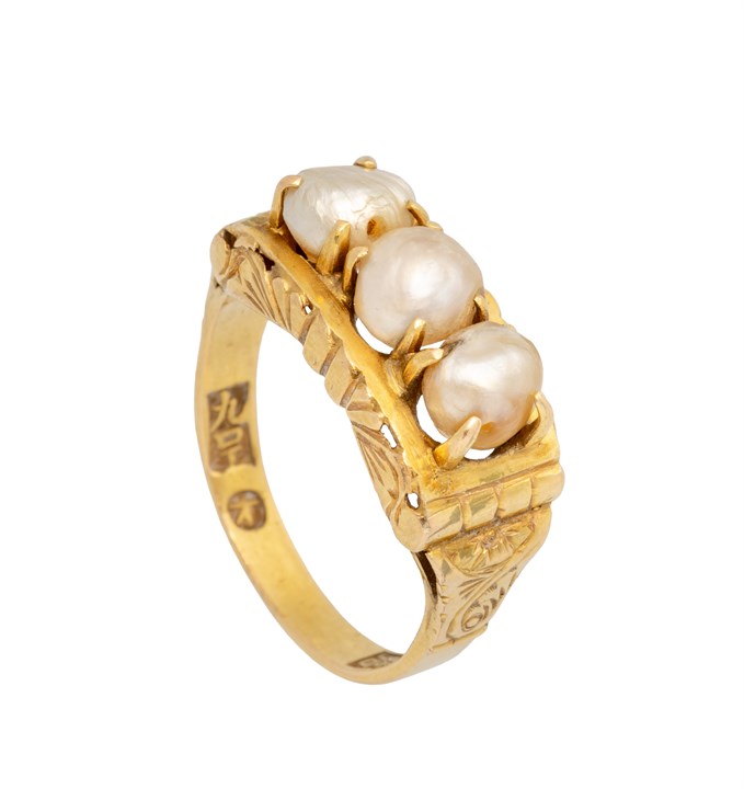 Antikk gullring med 3 barokke naturperler