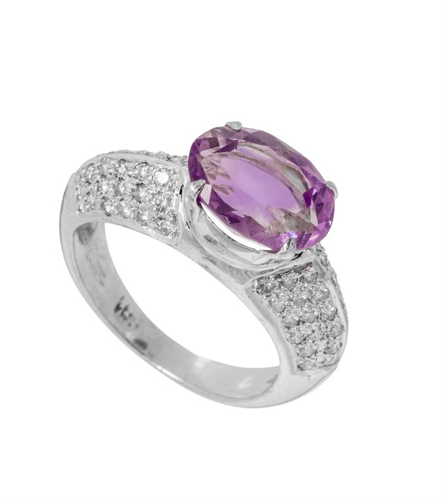 Ring med stor ametyst og diamanter