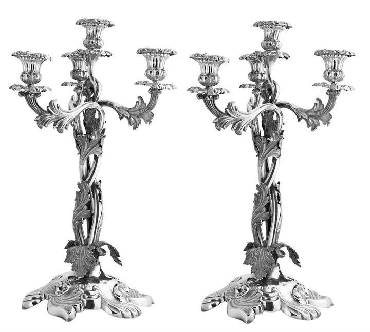 Et par kandelabre med 4 lyspiper og mansjetter
