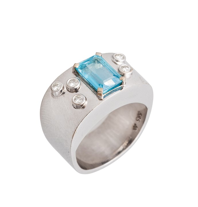 Ring med akvamarin og diamanter