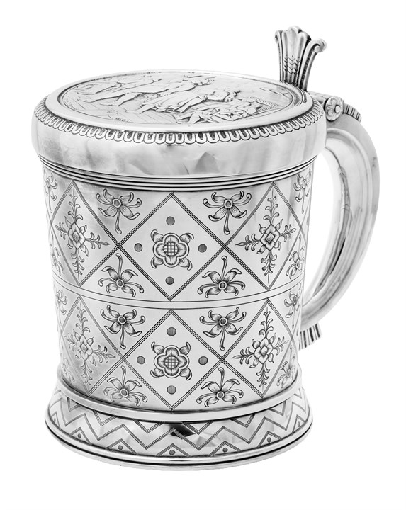 Drikkekanne - motiv "Dans i en Hardangersk røkstue". Efter A. Tidemand