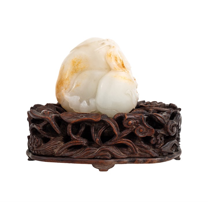 Skåret jadefigur på understell