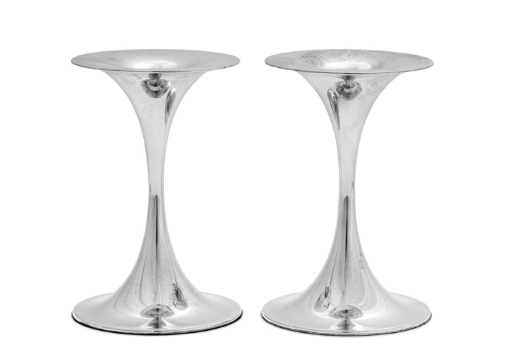 Et par lysestaker i sølv - "Trumpetti"