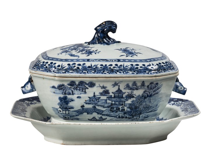 Suppeterrin i porselen med underfat