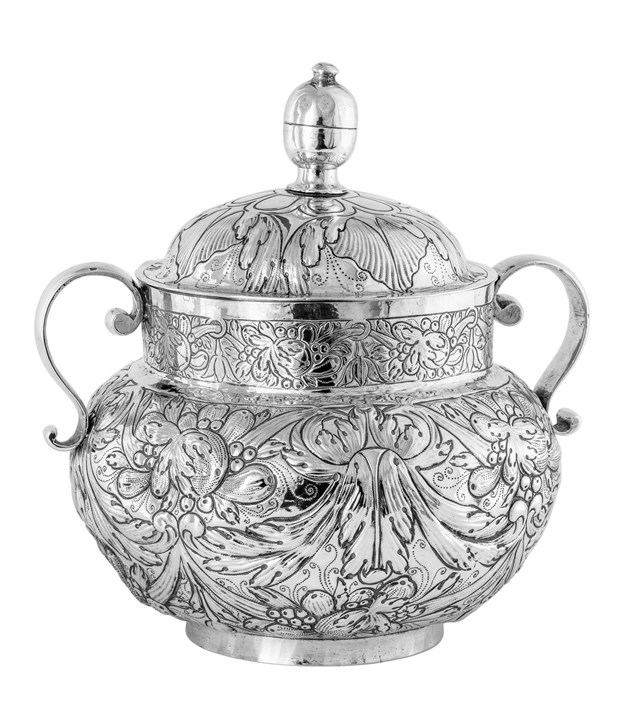 Terrin med lokk med siselert og drevet dekor