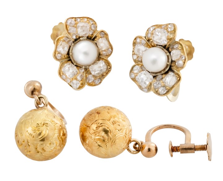 To par ørepynt i gull