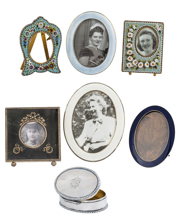 Lot 6 Foto rammer og en pilleeske i sølv