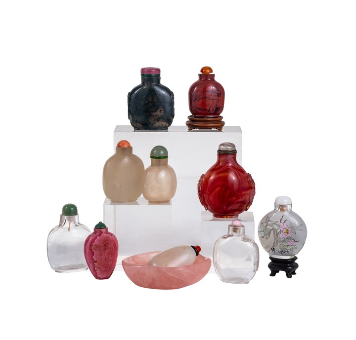 Samling snusflasker og skål