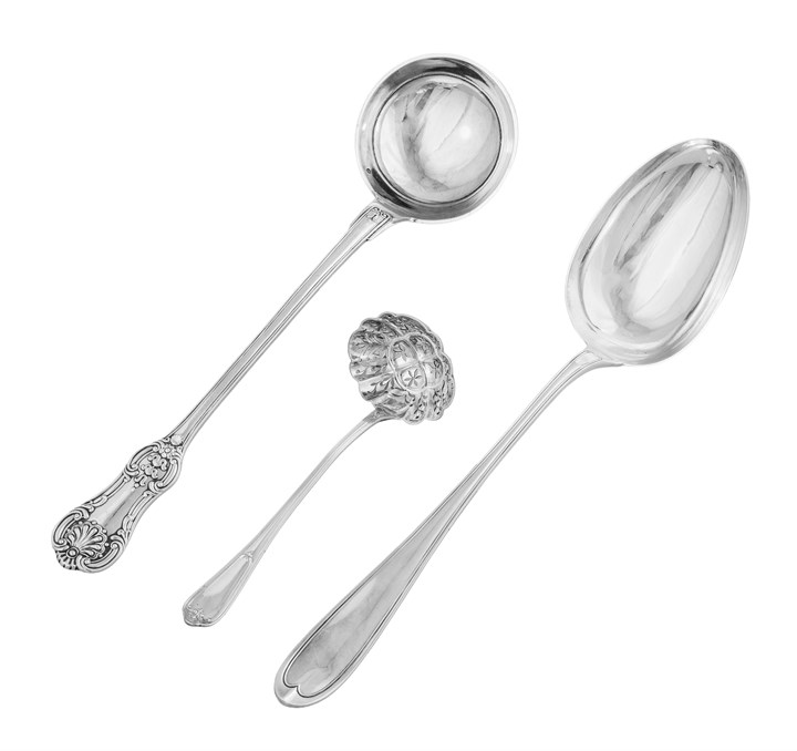 Serveringøse, grøtskje og sukkerdrysse