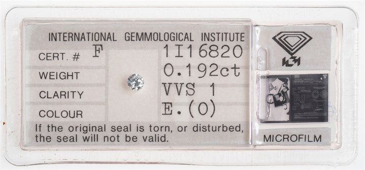 Tre diamanter med sertifikater