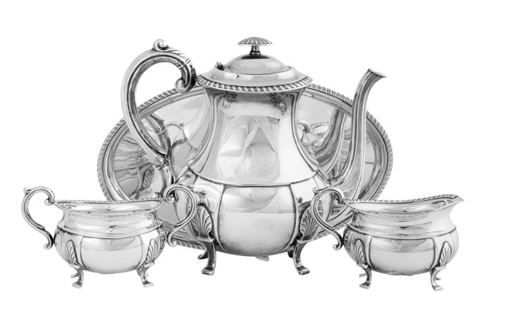 Kaffeservise bestående av: Kanne, brett, sukker og fløte