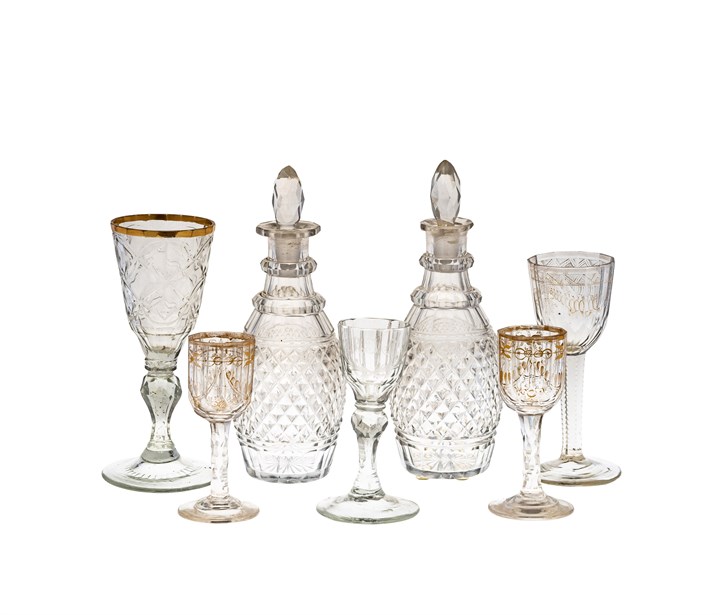 Samling glass og et par karafler 