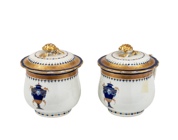 Et par kremkopper med lokk