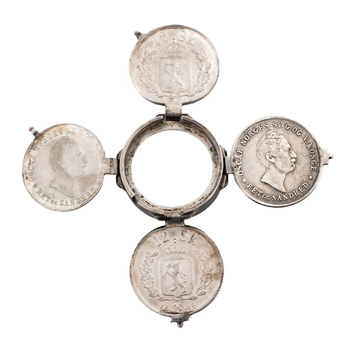 Foldbart etui av skillingsmynter 1845