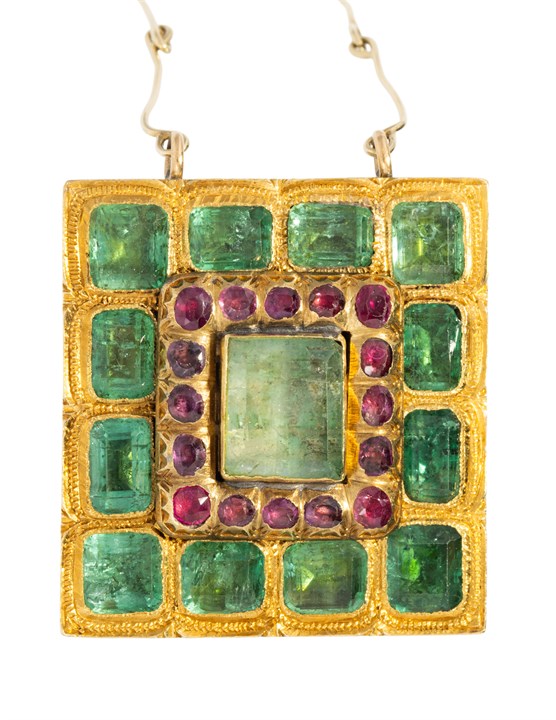 Anheng i gull med smaragder og fargete stener
