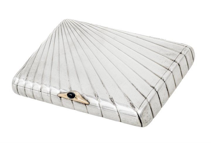 Sigarettetui med knapp i gull