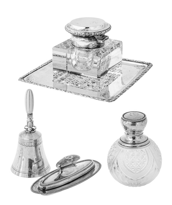 Samling objekter i sølv, krystall og ben