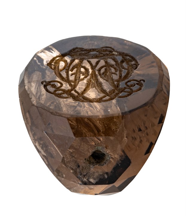 Intaglio i røykkvarts med monogram